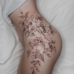 Női comb tetoválás