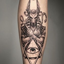 Férfi lábtetoválás