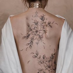 Női tetoválások a hátoldalon