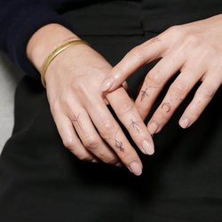 Tetoválás az ujjakon