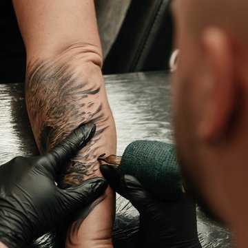 Tetoválóművész a VEAN TATTOO hálózatban