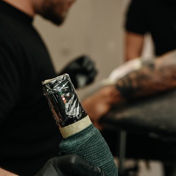 Tetoválóművész a VEAN TATTOO hálózatban