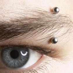 Szemöldök piercing