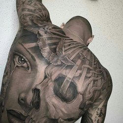 Férfi hátsó tetoválás